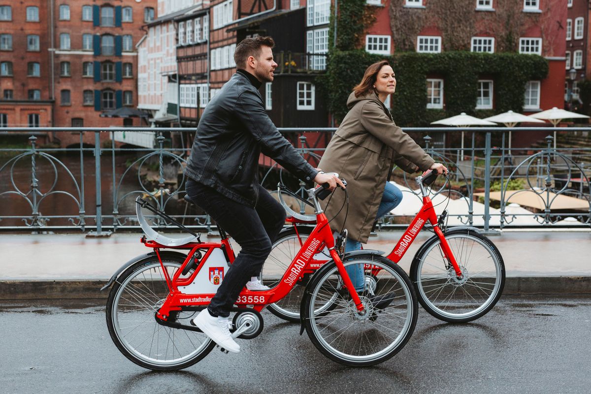 Mann und Frau am Radfahren